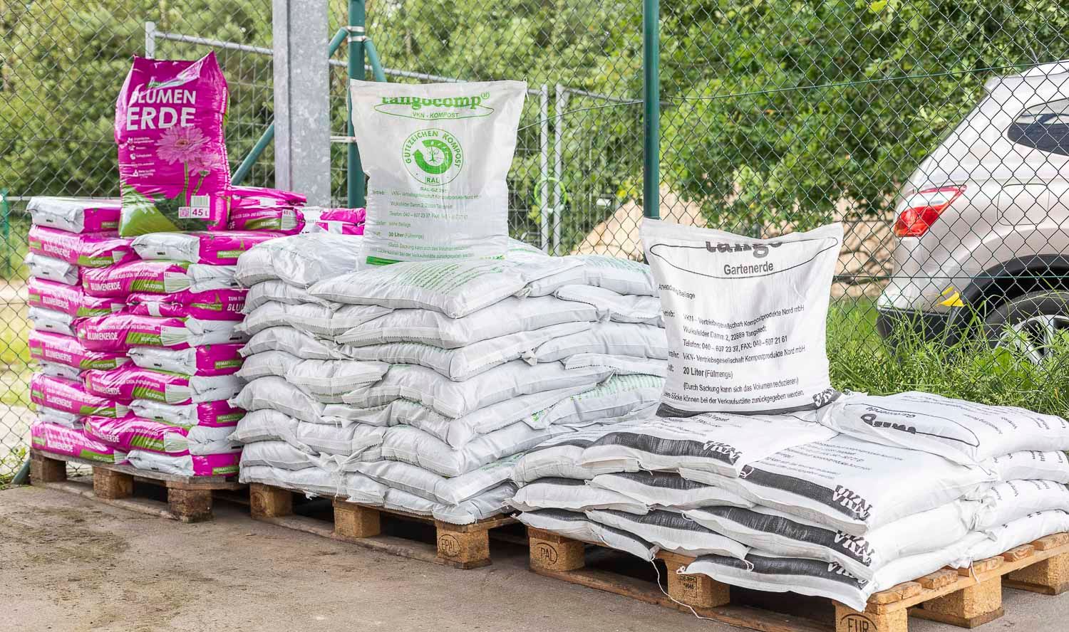 Säcke voll Kompost auf Paletten