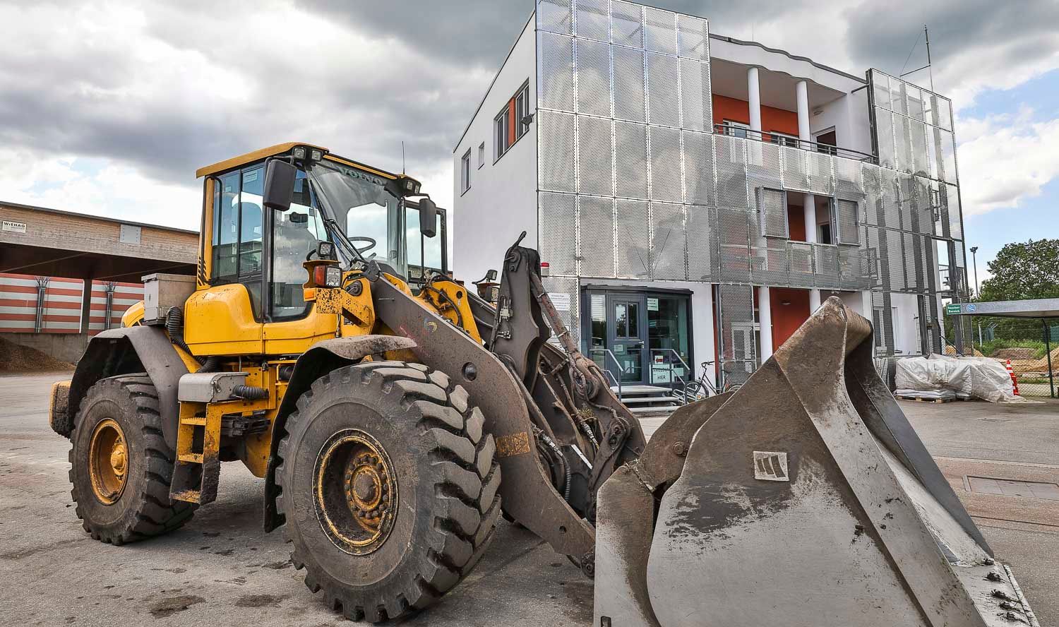Bagger vor Verwaltungsgebäude der VKN