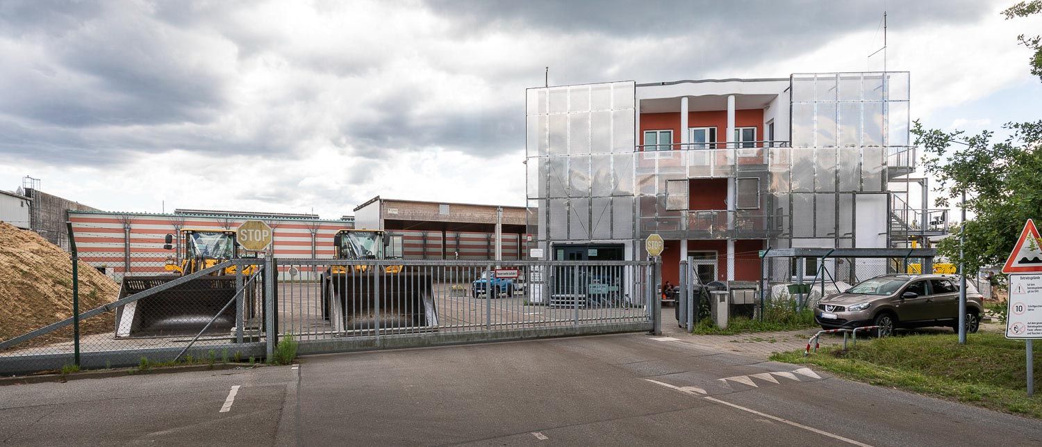 Außenaufnahme des Tores zum Betriebsgelände der VKN - Kompost für Hamburg und Schleswig-Holstein - mit zwei Baggern 